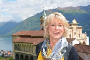 coach-madeline-at-lake-maggiori