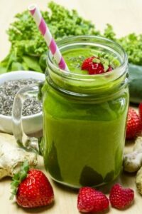 green smoothiestraw berries (1)